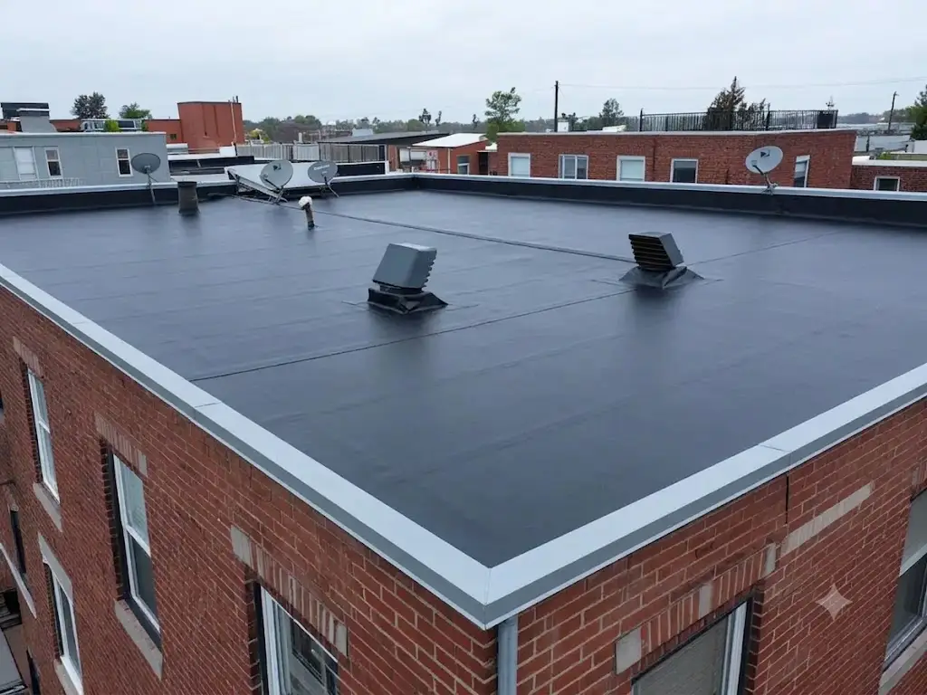 Après : nouvelle membrane élastomère bicouche et parapets refaits sur le toit plat du plex d'Ahuntsic